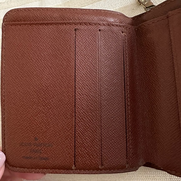 Louis Vuitton Monogrammed Compact bi-fold Wallet with dustbag - Picture 3 of 16